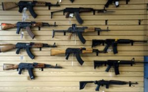 La tienda Dick's, minorista de armas en EEUU, suspende venta de fusiles automáticos