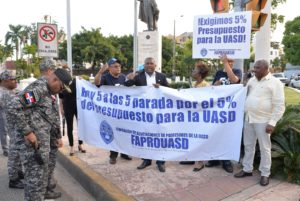 Profesores de la UASD Protestan frente al Palacio Nacional.