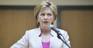 Vaticano veda a expresidenta irlandesa Mary McAleese de evento anual