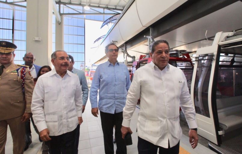 El presidente Danilo Medina durante recorrido en el Teleférico de Santo Domingo