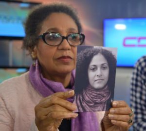 Alma Josefina Nerio, muestra la foto de su hija desaparecida en Holanda, María Teresa Díaz Nerio.