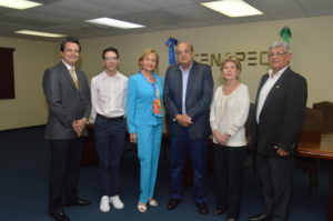 Desde la izquierda Ramón Sosa Alcántara, Pedro Farach, Matilde Farach,Alejandro Farach, Norma Rivera de Vargas y Jaime Fernández