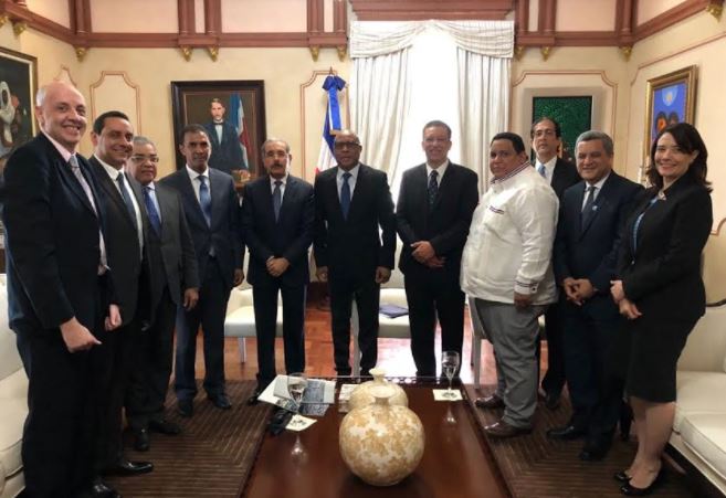 El presidente Danilo Medina durante su encuentro con Johnny Jones, secretario general de la Liga Municipal Dominicana, y Domingo Contreras, director de Programas Especiales de la Presidencia.