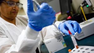 La laboratorista Sharda Modi somete a pruebas el hisopo de un paciente en busca de infección de gripe en el Centro Médico Regional Upson de Thomaston, Georgia, el viernes 9 de febrero de 2018. (AP Foto/David Goldman)