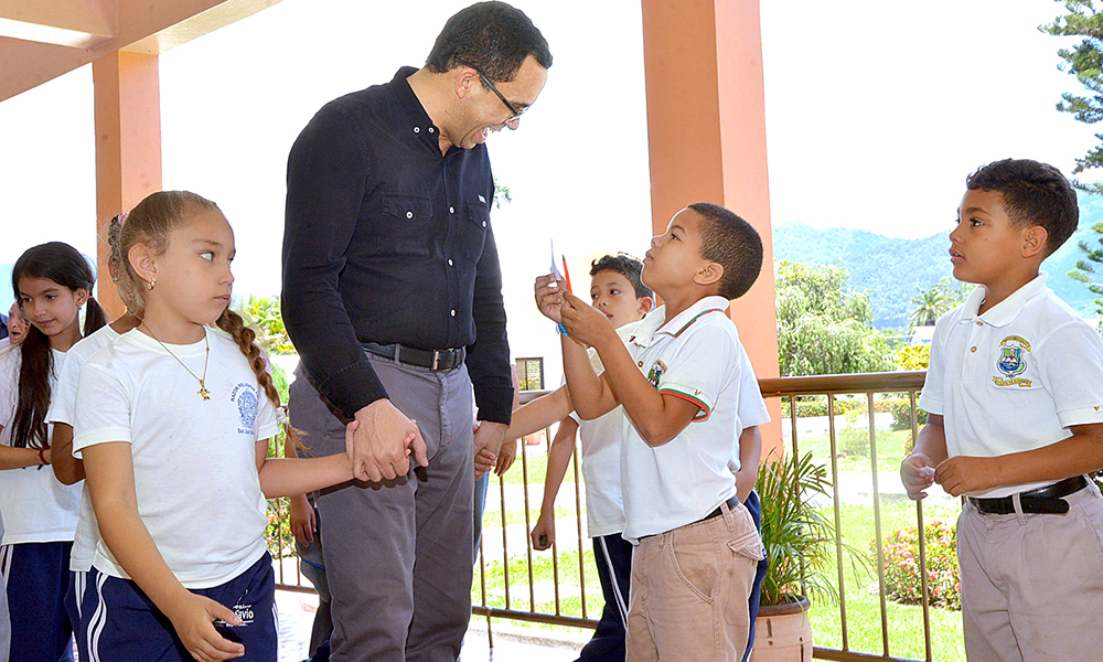 Navarro felicita estudiantes en su día y llama a apoyar educación ...