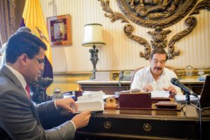 El alcalde de Santo Domingo, David Collado, firmó un acuerdo de hermandad de ciudades con su homólogo, Jaime Nebot, de Guayaquil.