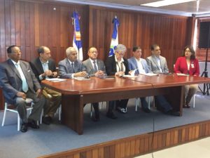 Ministerio de Salud, Agricultura, AGROEMPRESA y la ADHA firman convenio con establecimientos autorizados para obtener equivalencia con el Servicio de Inspección de Inocuidad Alimentaria, y así habilitar el país para que pueda exportar carne de res cruda a Estados Unidos.