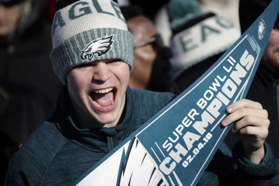 Un fanático de los Eagles de Filadelfia cante en espera de la llegada del equipo al Aeropuerto Internacional de Filadelfia un día después de la victoria en el Supoer Bowl contra los Patriots de Nueva Inglaterra, el lunes, 5 de febrero del 2018. (AP Foto/Julio Cortez)