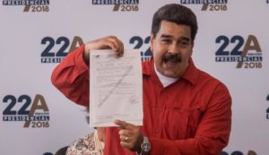 El presidente de Venezuela, Nicolás Maduro, inscribió este martes su candidatura para las elecciones anticipadas del 22 de abril, cuando buscará la reelección. AP
