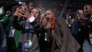 Joven al momento de hacerse una selfie con Justin Timberlake en Super Bowl.