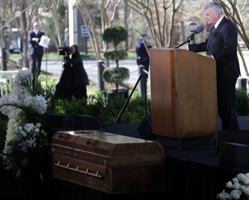 El pastor Fanklin Graham predica durante el funeral de su padre, el reverendo Billy Graham, en la Bibliotaca Billy Graham, en Charlotte, Carolina del Norte, el viernes 2 de marzo del 2018. (AP Foto/Chuck Burton)