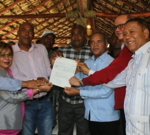 José Casimiro acompañado de pescadores de Boca de Yuma, y del gobernador de La Altagracia, Ramón Güilamo Alfonso, durante la entrega del cheque por parte del FEDA.
