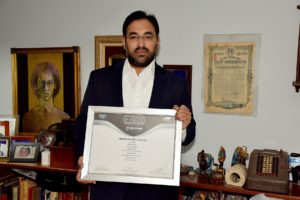 Luis Miura Baralt muestra el premio recibido.