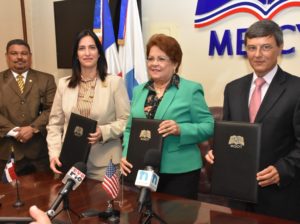 La ministra del MESCyT tras la firma del convenio con Microsoft