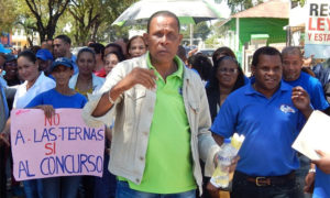 Profesores de Barahona protestaron en rechazo al nombramiento del director regional.