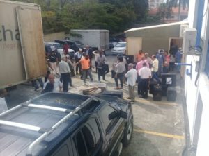 Aún está saliendo material para los diversos colegios electorales desde la Casa Nacional del PRM. Foto Suedi León