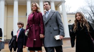 En esta imagen del 20 de enero de 2017, Donald Trump Jr, su esposa Vanessa Trump, y sus hijos Donald Trump III, y Kai Trump, caminan después de asistir a misa en la Iglesia Episcopal de San Juan frente a la Casa Blanca en Washington. (AP Foto/Pablo Martinez Monsivais, Archivo)