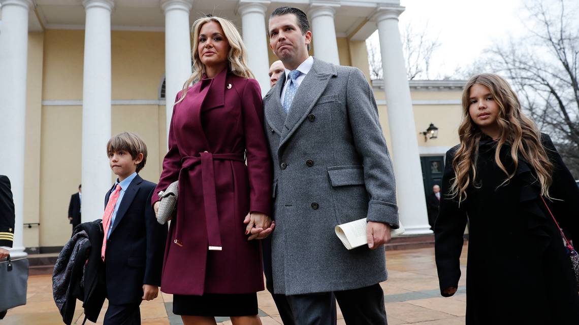 En esta imagen del 20 de enero de 2017, Donald Trump Jr, su esposa Vanessa Trump, y sus hijos Donald Trump III, y Kai Trump, caminan después de asistir a misa en la Iglesia Episcopal de San Juan frente a la Casa Blanca en Washington. (AP Foto/Pablo Martinez Monsivais, Archivo)