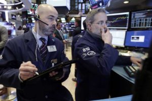 Los operadores bursátiles Fred DeMarco y Anthony Rinaldi trabajando en el piso de remates en Wall Street, Nueva York. Archivo (AP Foto/Richard Drew)