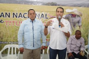 El anuncio fue hecho por el director ejecutivo de la Comisión Permanente de Titulación de Terrenos del Estado, José Dantés Díaz, y el director general del Instituto Agrario Dominicano, Emilio Olivo.