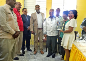 a presidenta de la sala capitular Fredesvinda Ferreras entregó la placa de reconocimiento, en compañía del alcalde Mesa, el diputado Eduard Jorge Gómez, del Partido Revolucionario Moderno (PRM), los regidores Miguelín Santana Marrero, Nelson Medina y el alcalde del distrito de Uvilla, Zenón Alquímedes Pérez. Osvaldo Santana está acompañado de su esposa Nancy Reyes.