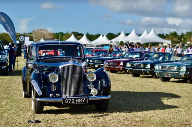 Una exhibición que desborda glamour y estilo en autos clásicos