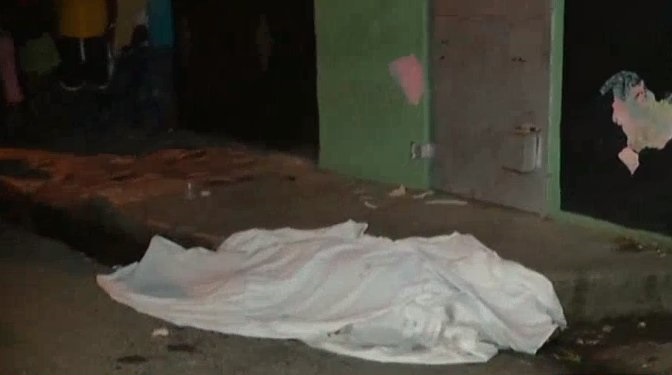 El cadáver del capitán retirado de la Policía Nacional, cándido Medina yace en el suelo tras ser asesinado por delincuentes en barrio Enriquillo. Foto CDN