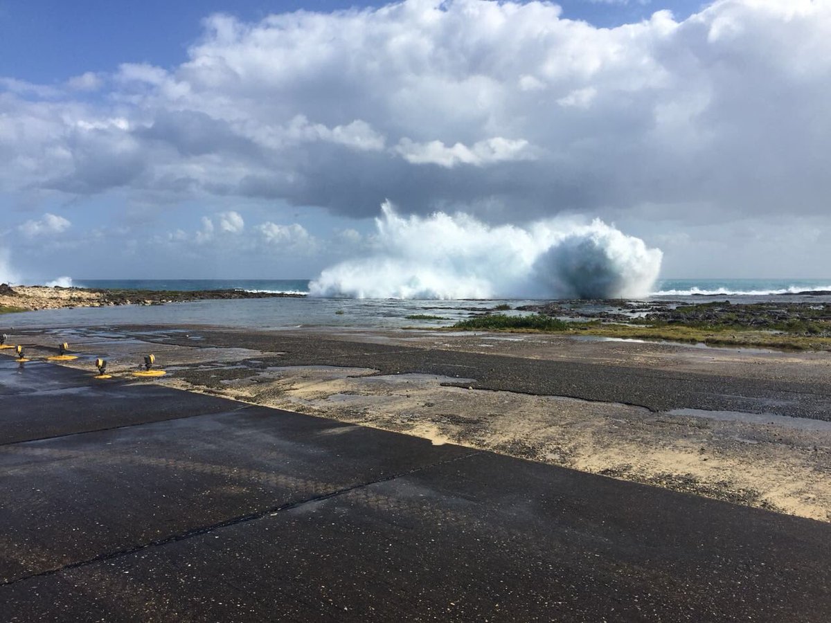 Oleaje en la pista de aterrizaje del Aeropuerto Internacional Gregorio Luperón, en Puerto Plata