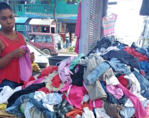 Puesto mde ventas de ropa en mercadito Los Guandules