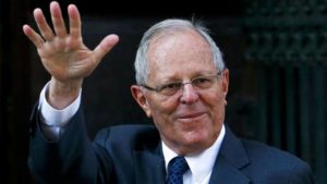 El presidente peruano Pedro Pablo Kuczynski saluda a su llegada a la Academia Diplomática de Chile para encontrarse con el presidente electo Sebastián Piñera en Santiago de Chile el domingo 10 de marzo de 2018. (AP Foto/Esteban Felix)