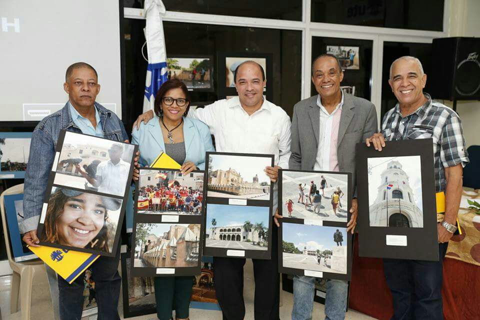 Los fotorreportes acompañados del Decano de Comunicación Social, Pedro Pablo De La Cruz,, quienes fueron reconocidos por sus aportes en el campus universitario.