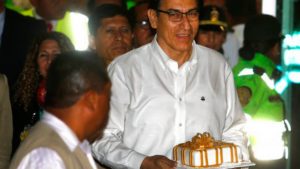 El primer vicepresidente de Perú, Martín Vizcarra, arriba al aeropuerto internacional Jorge Chávez en Lima, el viernes 23 de marzo de 2018. (AP Foto / Karel Navarro)