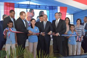 El presidente Danilo Medina corta la cinta para dejar inaugurada una escuela en La Vega