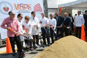 EL ministro de MOPC participó en el primer picazo para dejar comenzados los trabajos en el centro de salud.