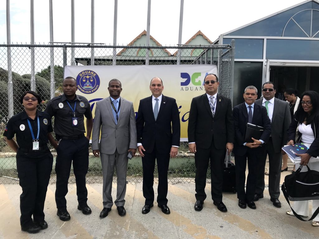 Autoridades aduaneras dominicana y haitiana buscan impulsar agenda de cooperación fronteriza. Tratan veda de productos.