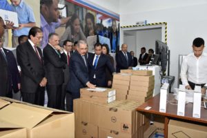 El presidente Danilo Medina, acompañado del ministro de Educación, Andrés Navarro, puso en funcionamiento la infraestructura de 1,404.74 metros cuadrados de construcción