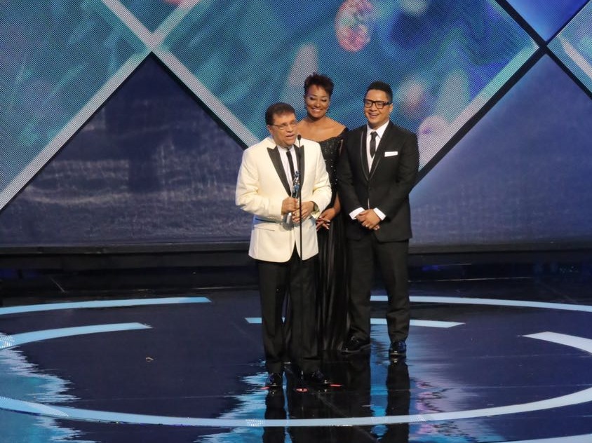Domingo Bautista al recibir su reconocimiento en Premios Soberano.