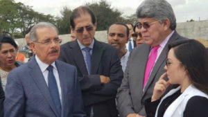 Danilo Medina al momento de visitar y supervisor la construcción de un CAID Santo Domingo Este