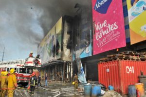 Varias unidades del Cuerpo de Bomberos luchan por controlar incendio en Almacenes Jerez de la Independencia.