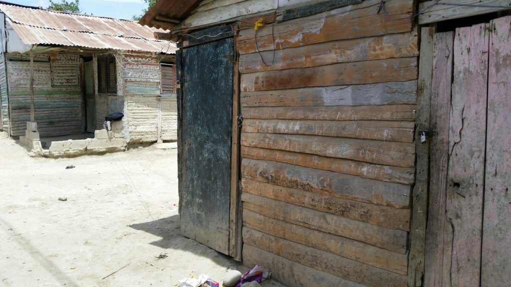 Casas abandonadas por haitianos. Foto del portal Vicente Noble Digital.
