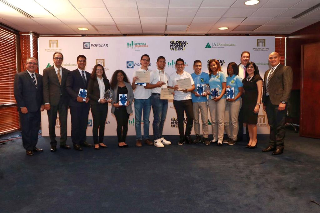 Los ganadores de la cuarta versión de Banquero Joven Popular reciben sus trofeos de manos de ejecutivos del Banco Central, el Banco Popular Dominicano y Junior Achievement Dominicana (JADOM).