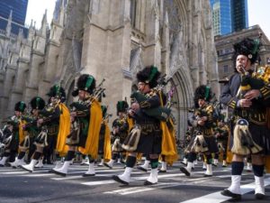 Gaiteros de la Sociedad Esmeralda de la Policía de Nueva York caminan frente a la Catedral de San Patricio mientras participan en el desfile del Día de San Patricio el sábado 17 de marzo de 2018 en Nueva York. (AP Foto/Craig Ruttle)