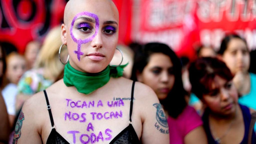 Una joven lleva un mensaje en el pecho mientras asiste una marcha durante el Día Internacional de la Mujer en Buenos Aires, Argentina, el jueves 8 de marzo de 2018. (AP Foto/Natacha Pisarenko)