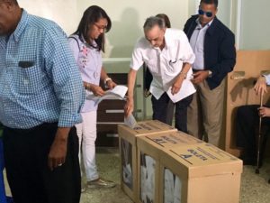 José Rafael Abinader al momento de ejercer el voto.