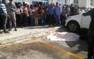 El cuerpo sin vida del maestro y juez Luis Alberto Díaz de la Cruz, yace en el parqueo de la Universidad UCATEBA.