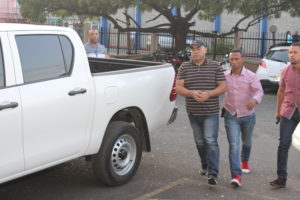 Henry Martínez Paulino al momento de ser llevado esposado por agentes policiales al Palacio de Justicia de San Francisco de Macorís. Foto Narciso