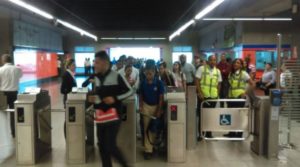 Solo un Molinete o barra de acceso funciona en la estación del metro Eduardo Brito