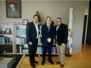 El director de Desarrollo Fronterizo, Miguel Bejarán visita al ministro de Turismo Francisco Javier Garcia junto al alcalde de Pepillo Salcedo, Ignacio Rosa