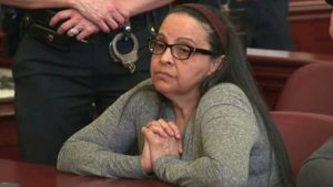 Esta imagen tomada de video muestra a Yoselyn Ortega, niñera de confianza de una familia acomodada de Manhattan, durante el primer día de su juicio por el asesinato de dos niños que ella cuidaba, el jueves 1 de febrero del 2018 en Nueva York. (WYNY-TV/Pool Photo via AP)