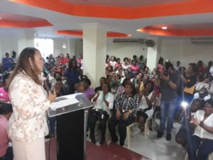 Danaides Ortiz de Féliz habla durante el lanzamiento de Red de Mujeres Solidarias